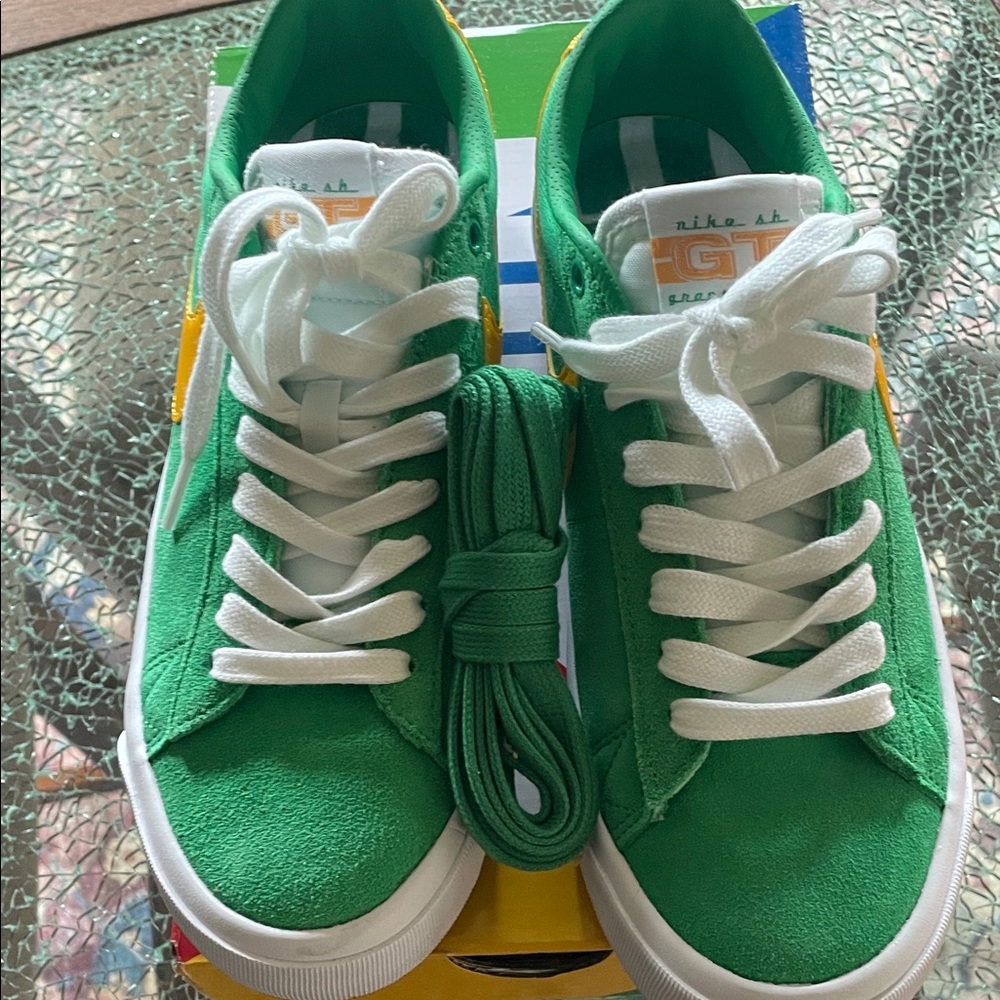 Nike Unisex Sneakers in Green and Yellow/ 6 Men’s or 7.5 Women’s - Picture 16 of 16